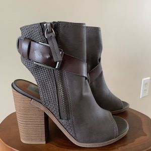 NWOT DV BOOTIES